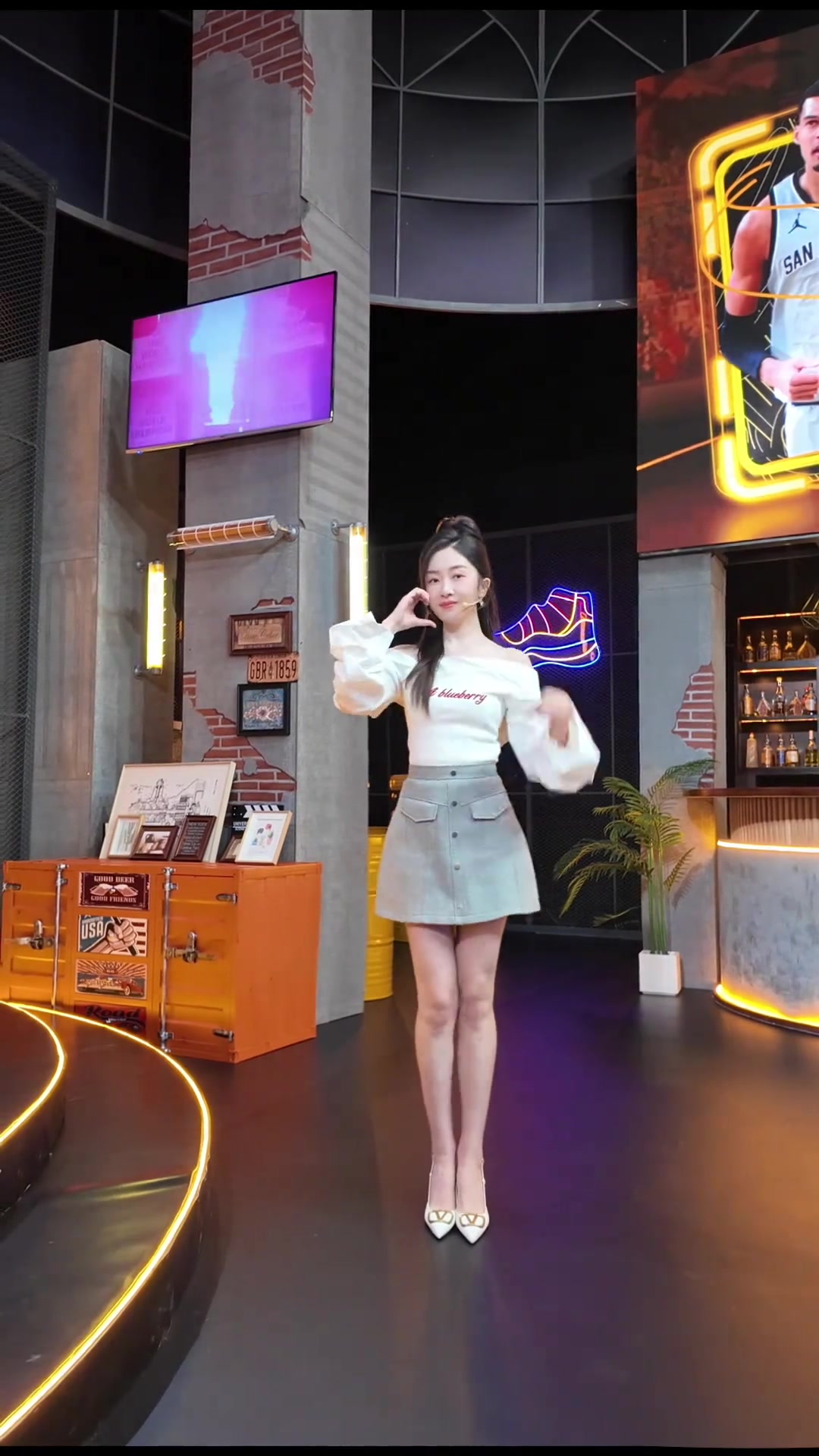 女主播裴优晒自己热舞视频配文：看球看开心了！！