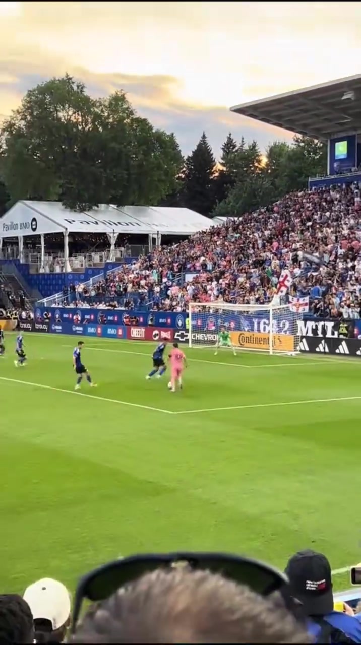 招牌的内切破门！现场直拍：梅西在美职联开启“梅西走廊”！