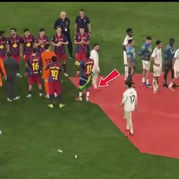 尽管姆巴佩要求队友离开，阿森西奥还是走过去祝贺巴萨球员