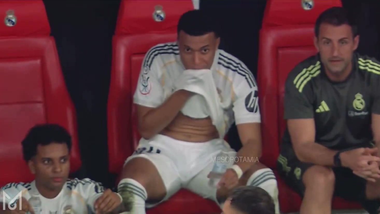 赛后佩德里主动上前与姆巴佩和罗德里戈握手，阿隆索拍拍脑袋