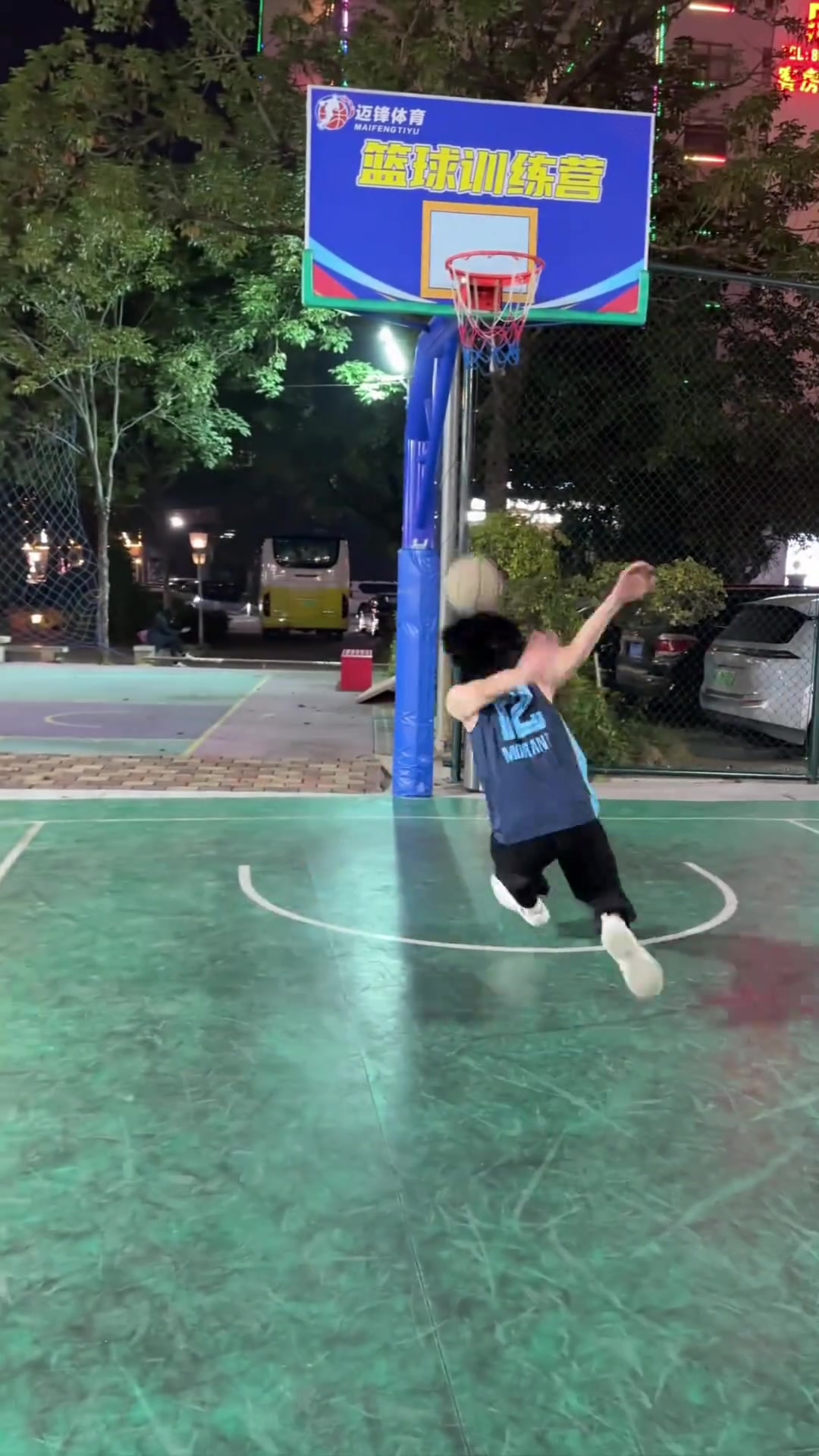 莫兰特球迷晒自抛自扣配文:1米72 膝盖受伤305还是能勉扣