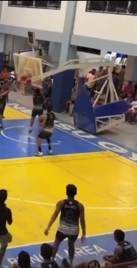 球场危险瞬间！男生抓框没想到篮筐倒下来了！千斤顶不想赔钱