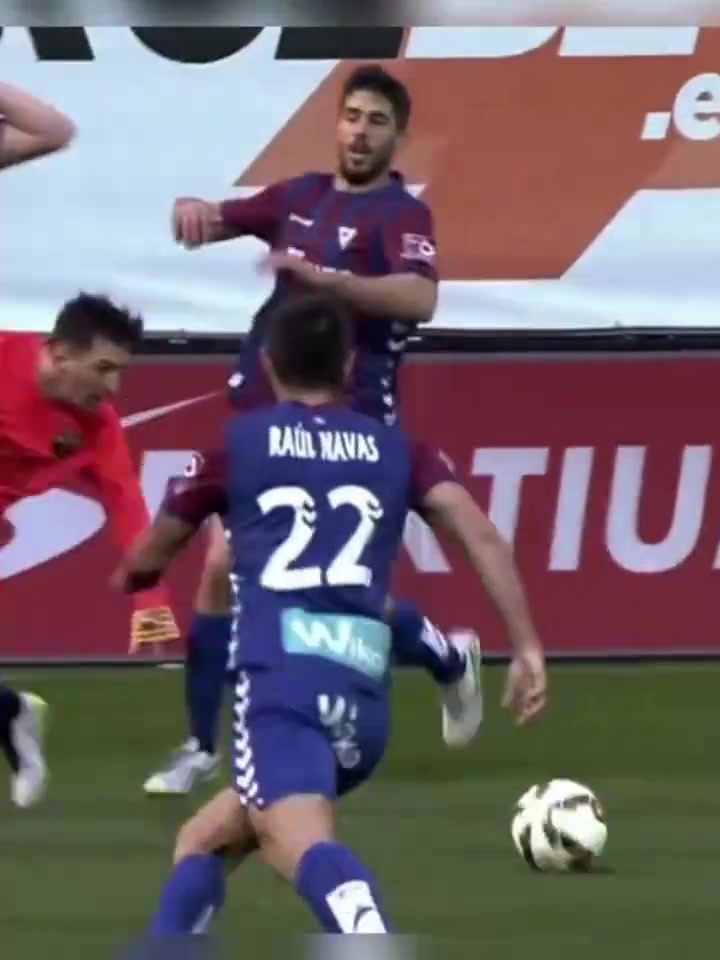 就是比你快半秒！梅西精彩穿裆过人集锦！