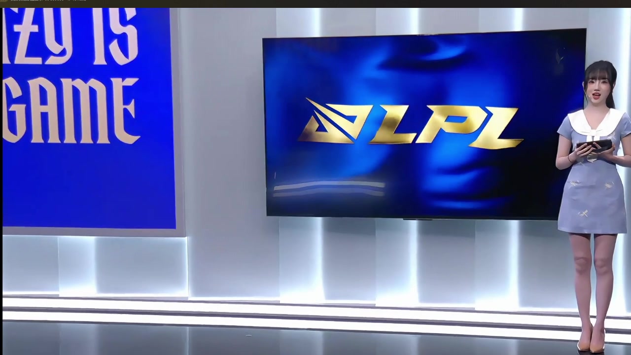 LPL今日互动女主持十月：连衣短裙，展示优势！