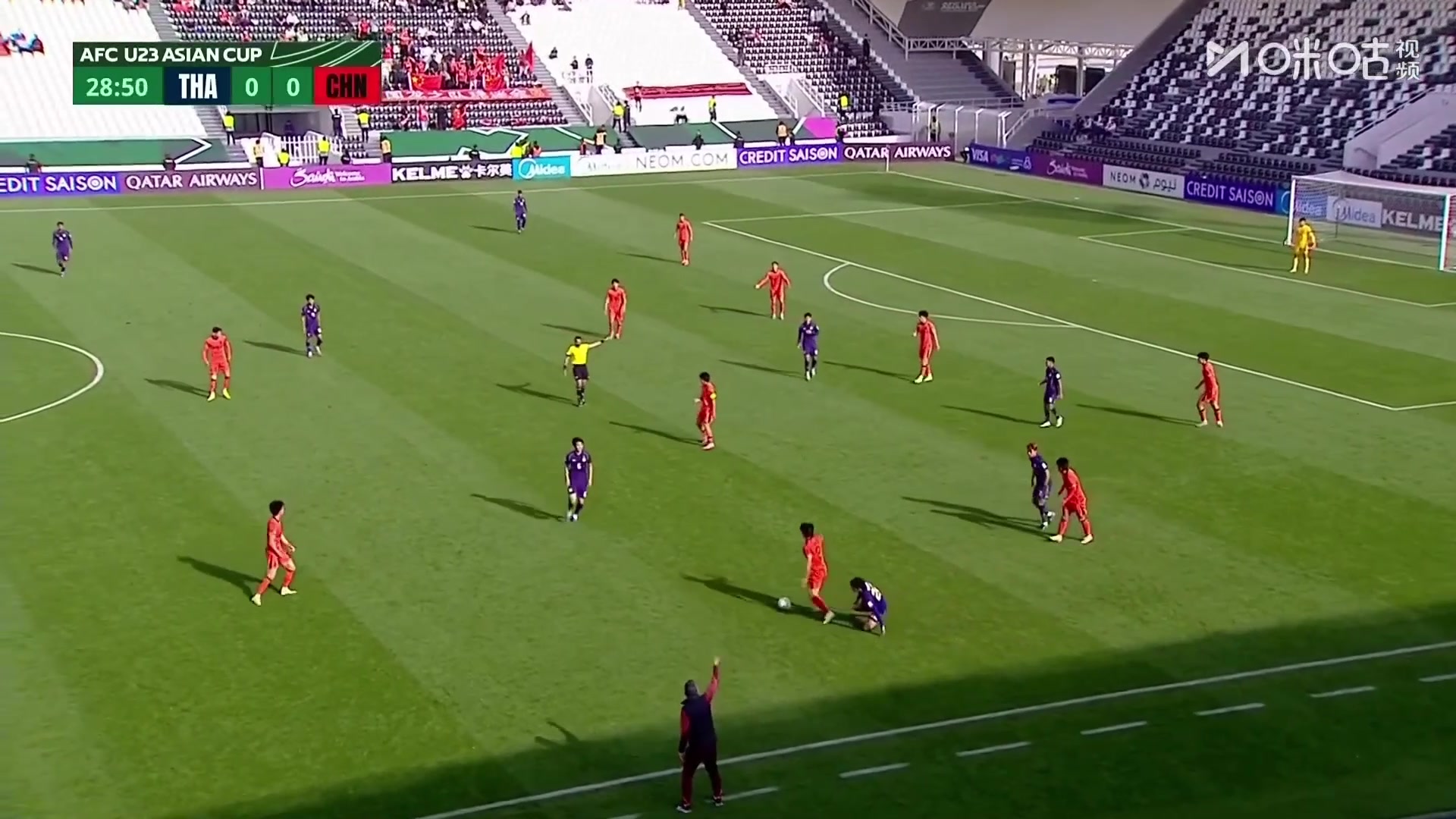 不冷静❗️胡荷韬不满裁判判罚，怒踢足球染黄