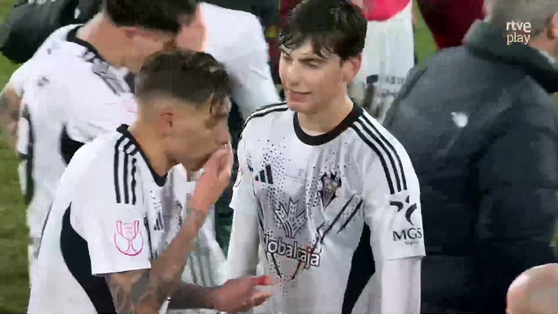 替补双响+绝杀皇马！赛后贝坦科尔庆祝时，被助教撞到流出鼻血