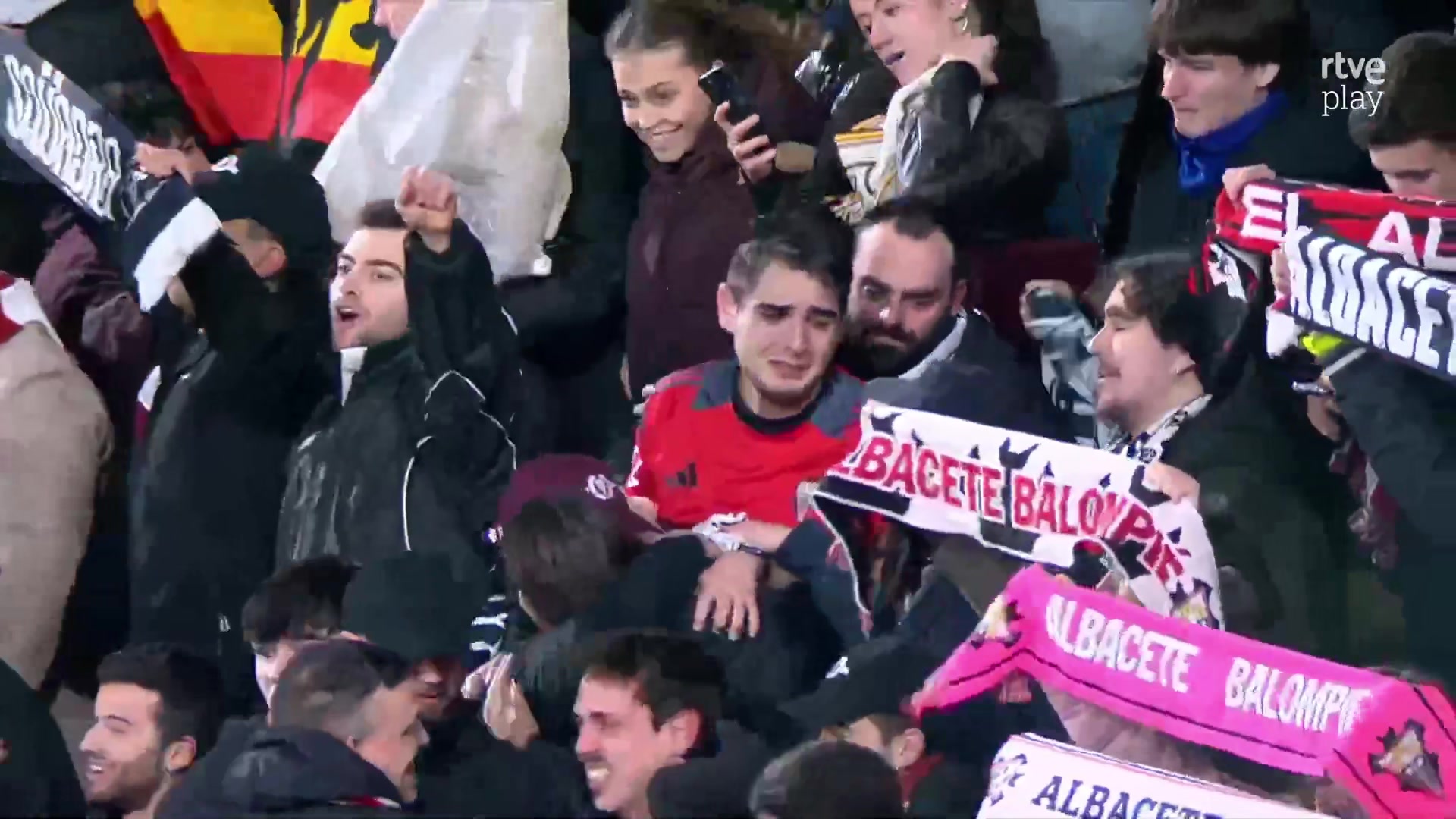 绝杀皇马晋级国王杯8强！赛后阿尔瓦塞特球迷激动落泪