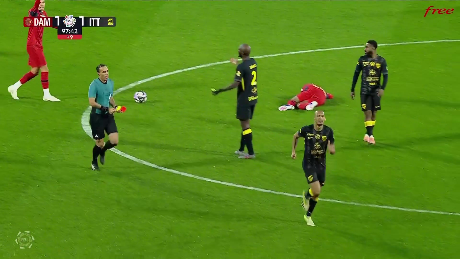 耍小聪明法比尼奥在犯规后主动换下，以免裁判给他第二张黄牌