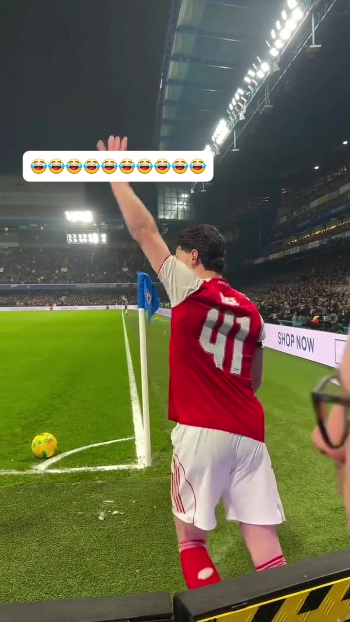 切尔西球迷亲切问候干扰赖斯，赖斯助攻破门后冲着观众席大笑