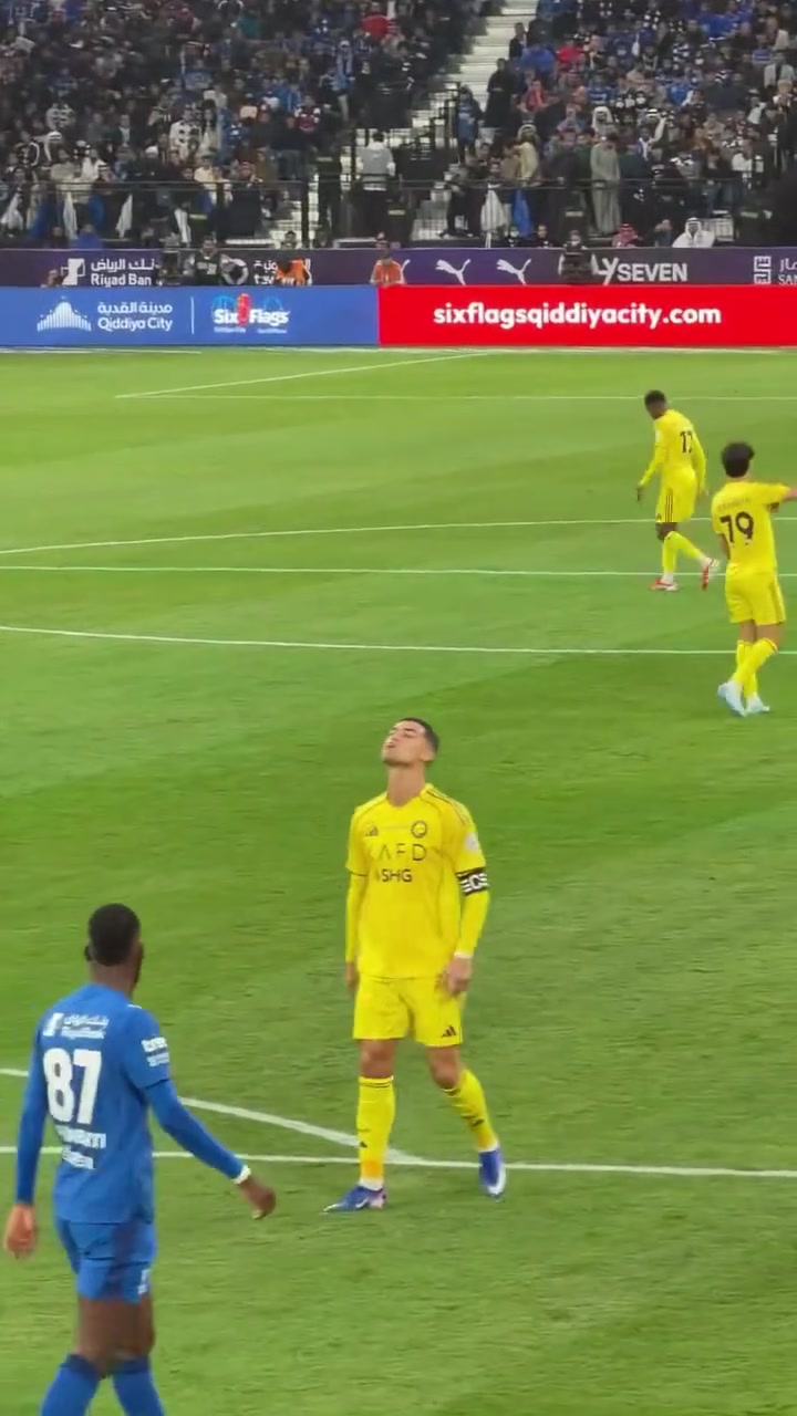 对手球迷高喊“梅西”，C罗微笑回应并送上一个飞吻