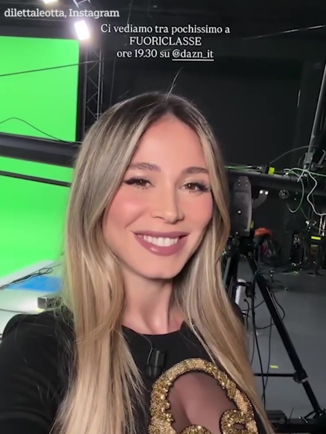 卡里乌斯妻子身穿透视上衣直播比赛惊艳亮相