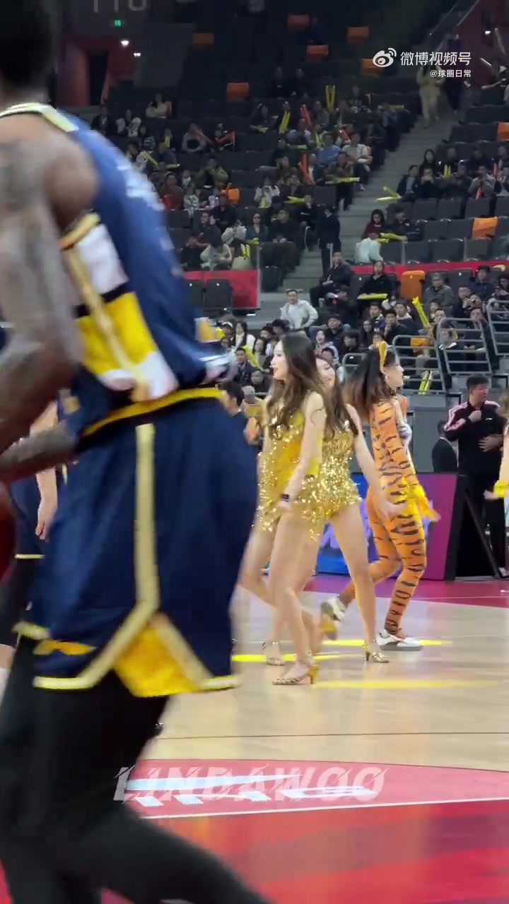 广东男篮啦啦队，这装扮怎么给人感觉风尘味好浓
