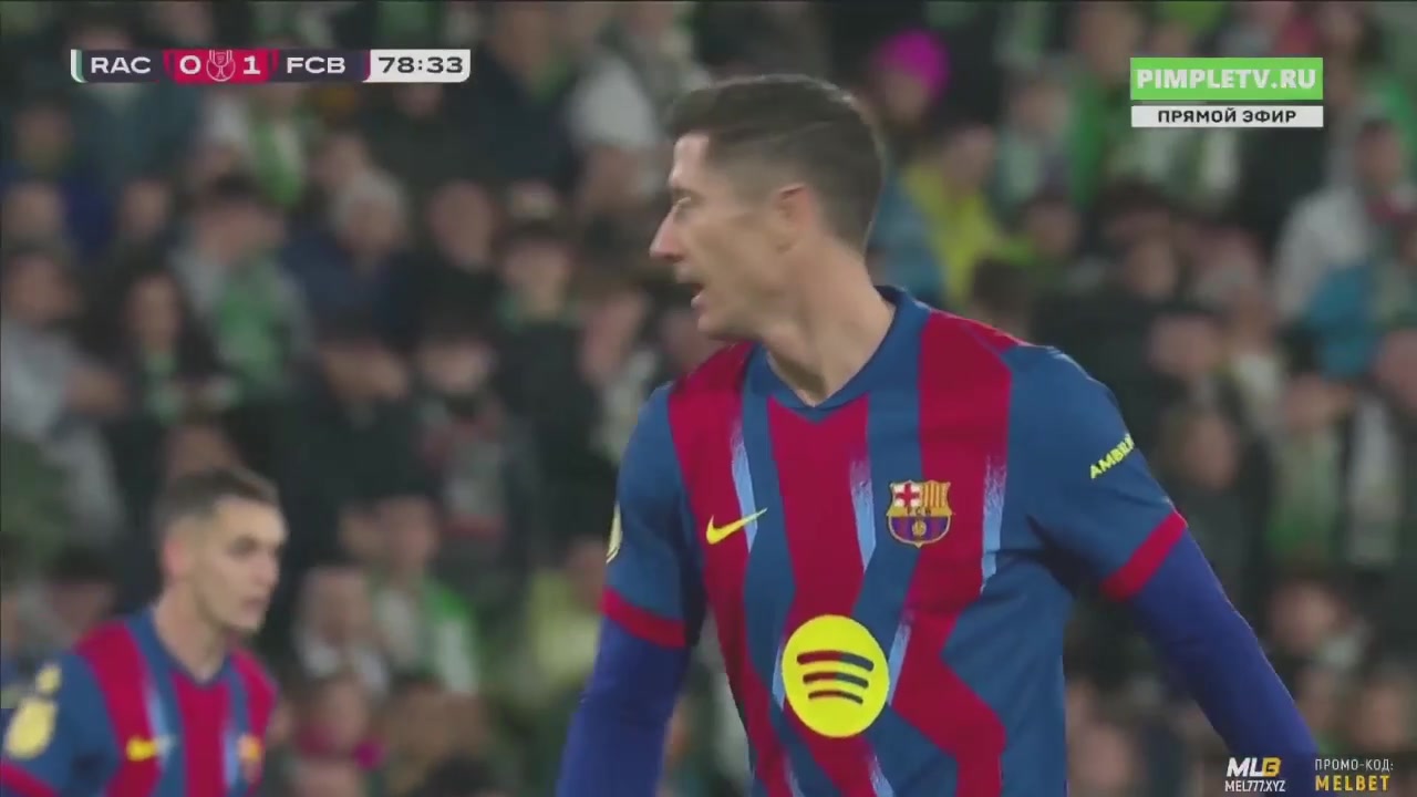 桑坦德竞技门将神了！费尔明低射被扑出，莱万补射再被扑出！