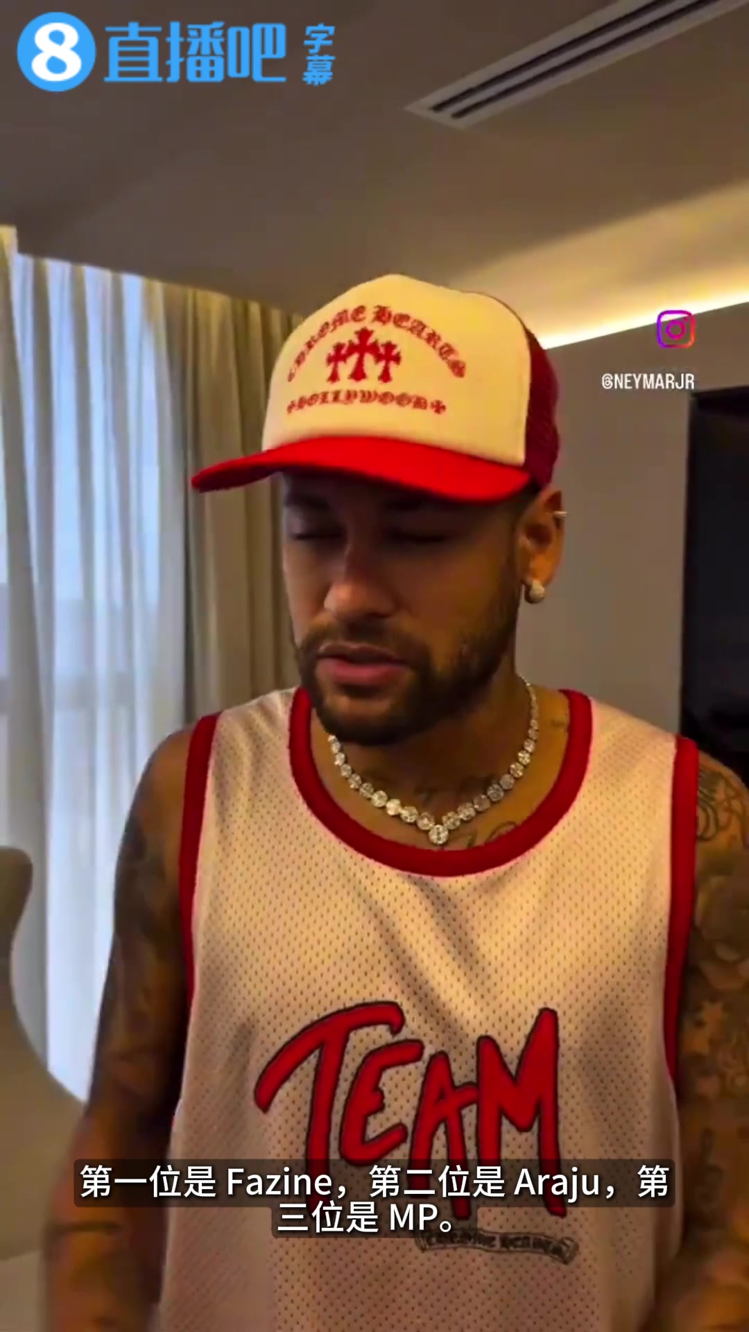 内马尔向朋友们展示了他每天接受的膝盖治疗，并强迫他们感受