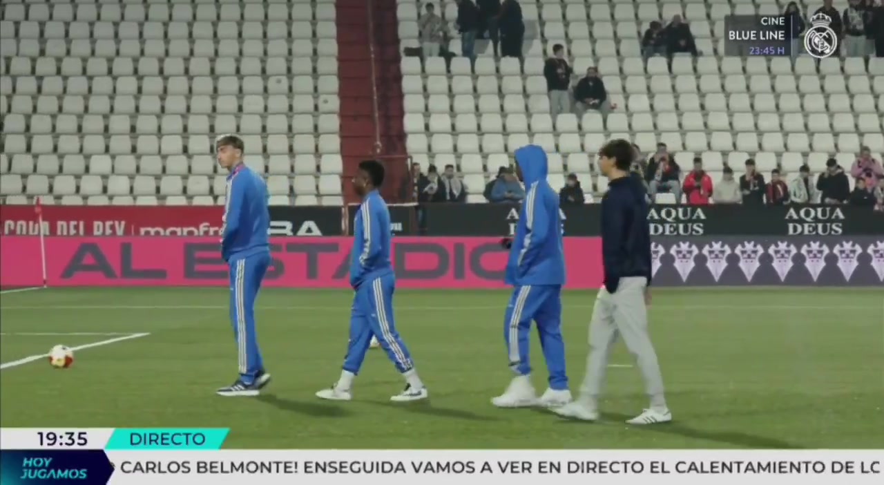 唏嘘！维尼修斯进入更衣室前做的第一件事就是和乙级球队球迷合影