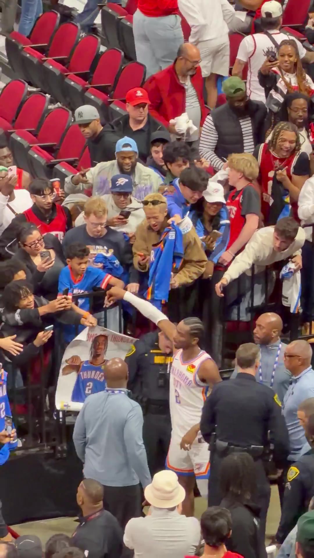 这就是MVP的人气SGA赛后在火箭主场给球迷们签名~~