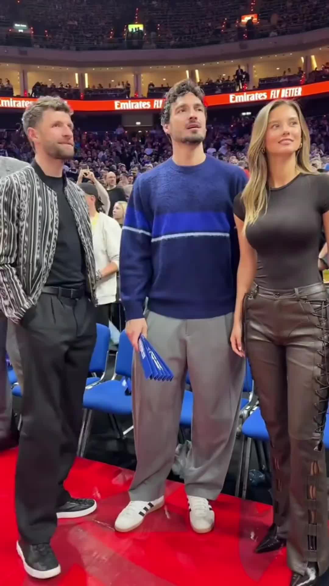 狐媚女友是真漂亮！胡梅尔斯带女友和穆勒一起看比赛