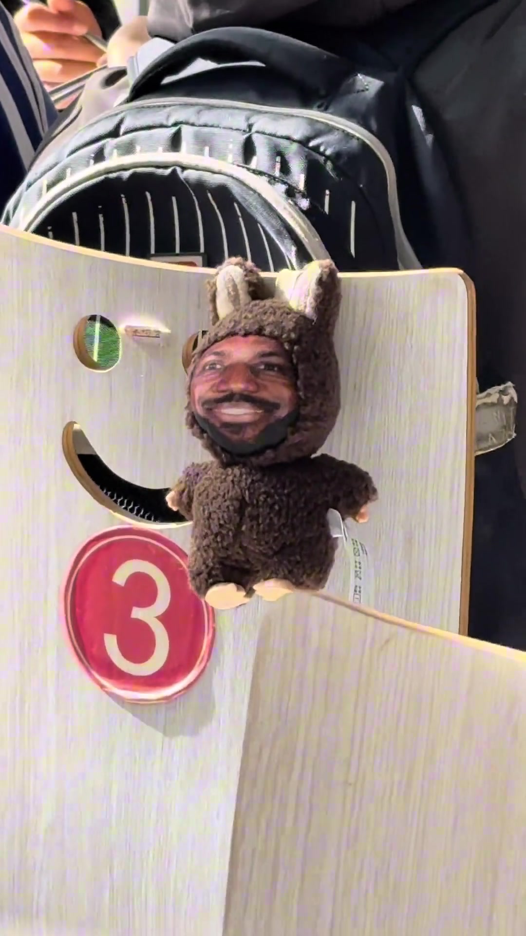 现在的05后学生还是挺可爱的啊！男学生背包挂着个可爱的老詹