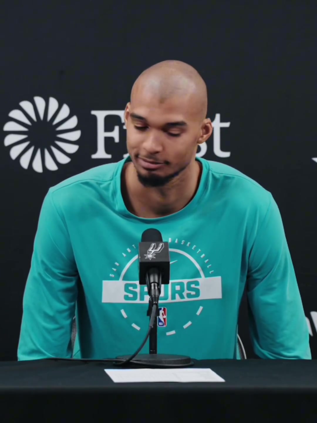 解锁少林俗家弟子皮肤~文班亚马回应剃光头 美人尖还挺漂亮