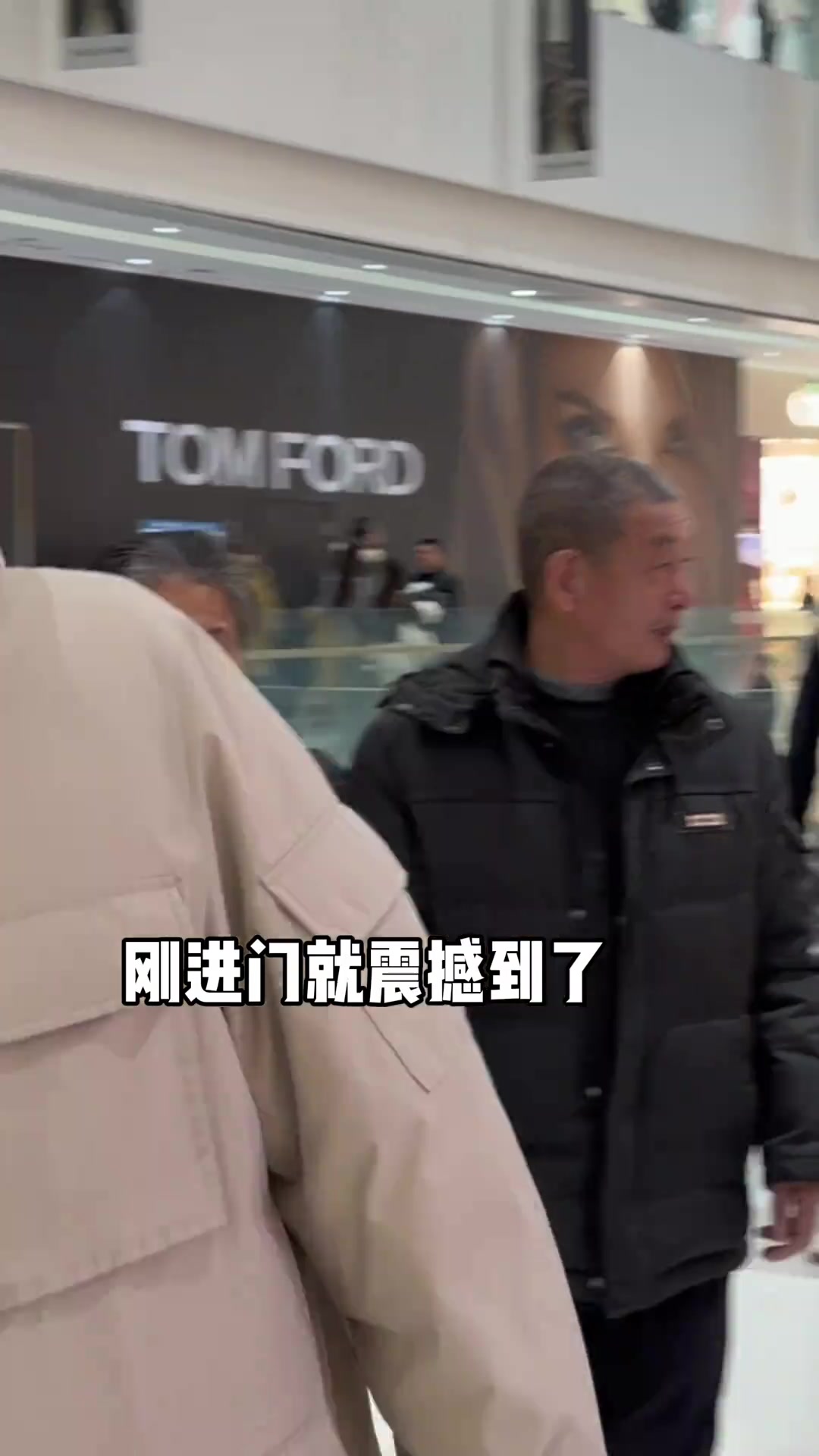 当身高2米的许诺cos女将逛商场 好强的压迫感路人都震惊了