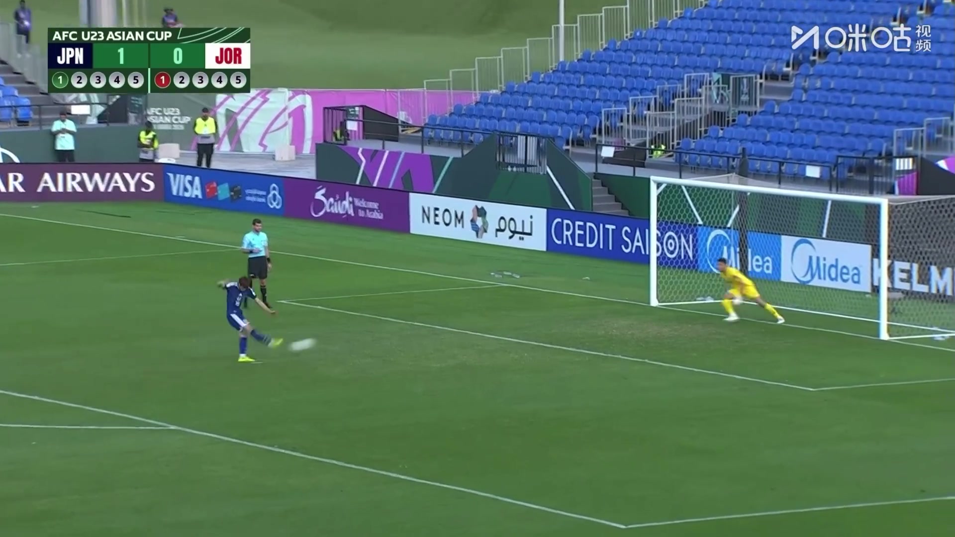 高兴早了！约旦门将扑出日本点球挥拳庆祝，随后皮球弹进球门