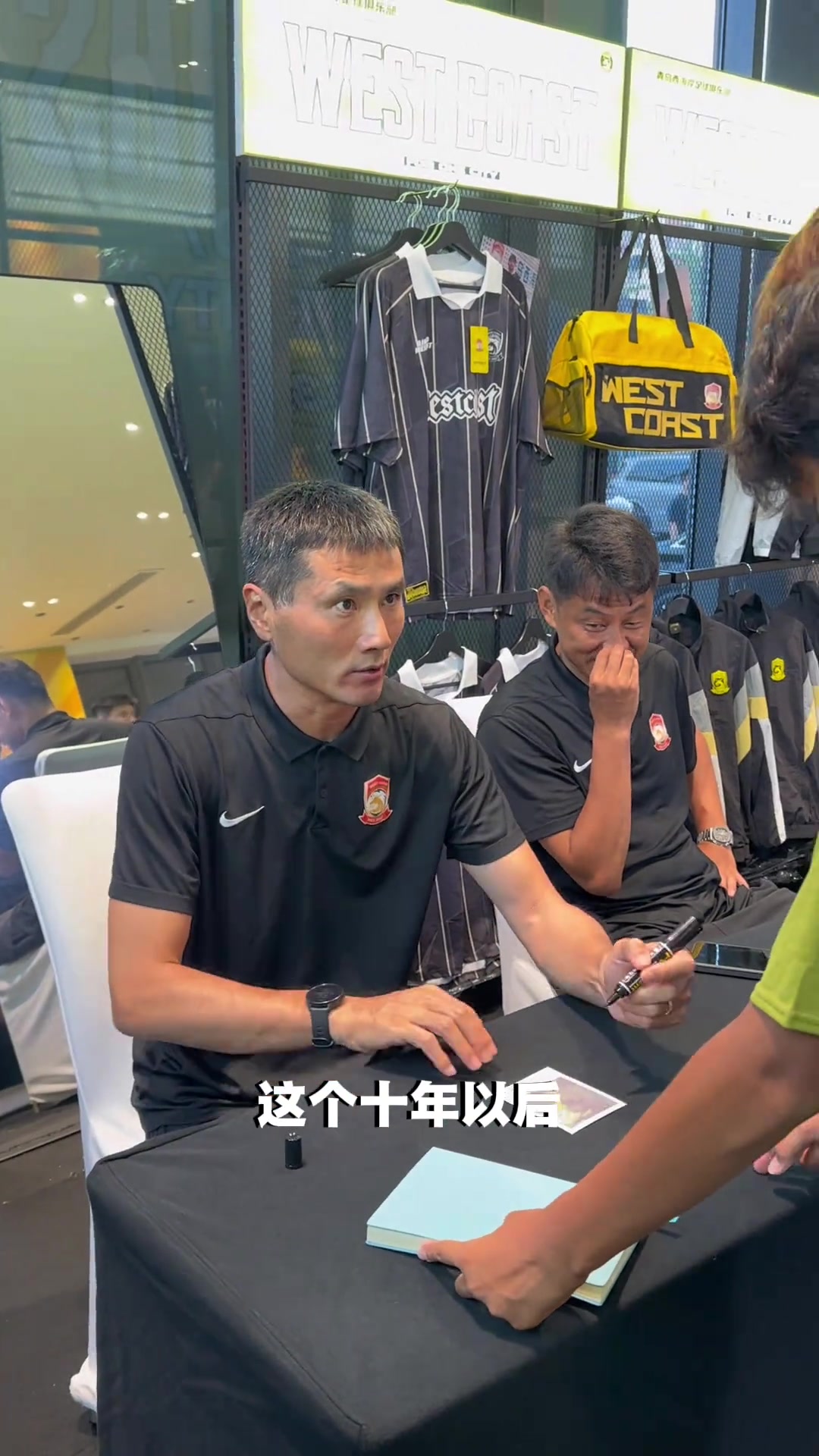 情商超高！邵佳一给小球员签名时寄语：十年以后我能不能找你签名