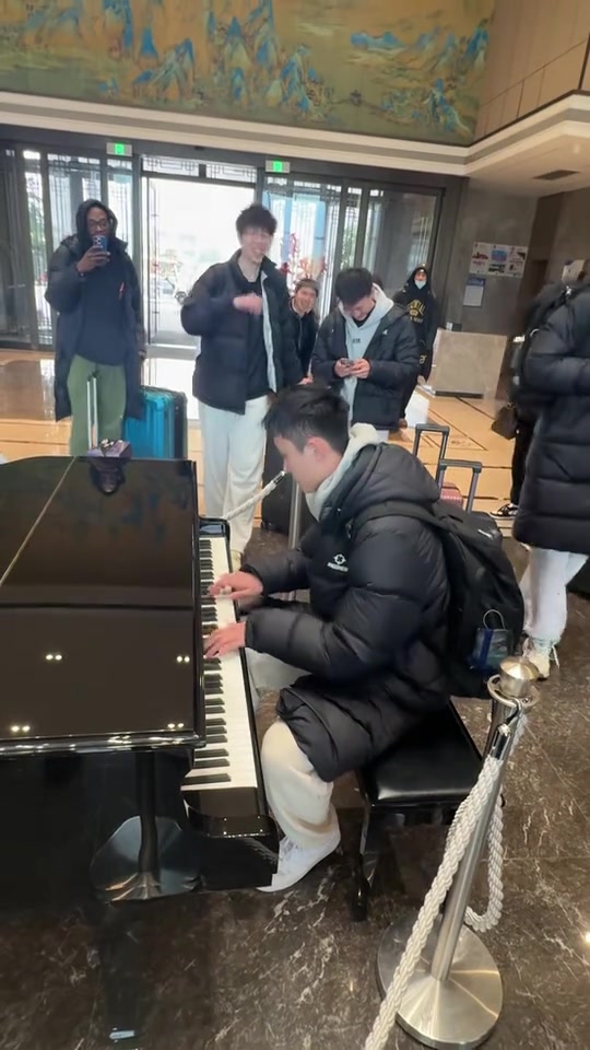 国内职业球员还会谈钢琴的怕只有他吧？