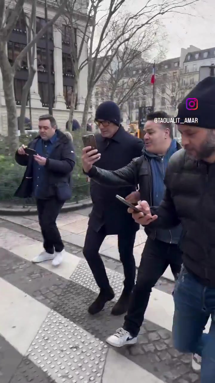 齐达内在巴黎街头遭到一群球迷抓着合影，小老头一点架子都没