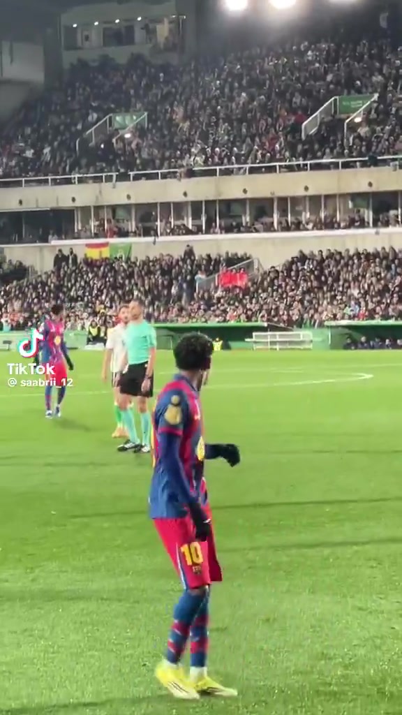 心态变好了！国王杯对手的球迷言语辱骂亚马尔，但他只是笑了笑