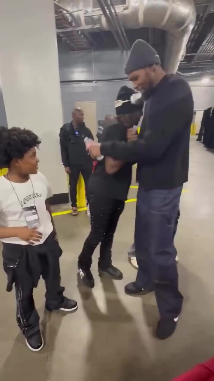 阿杜人是真好！不管帕金斯怎么黑，面对他家人还是开心互动&合影