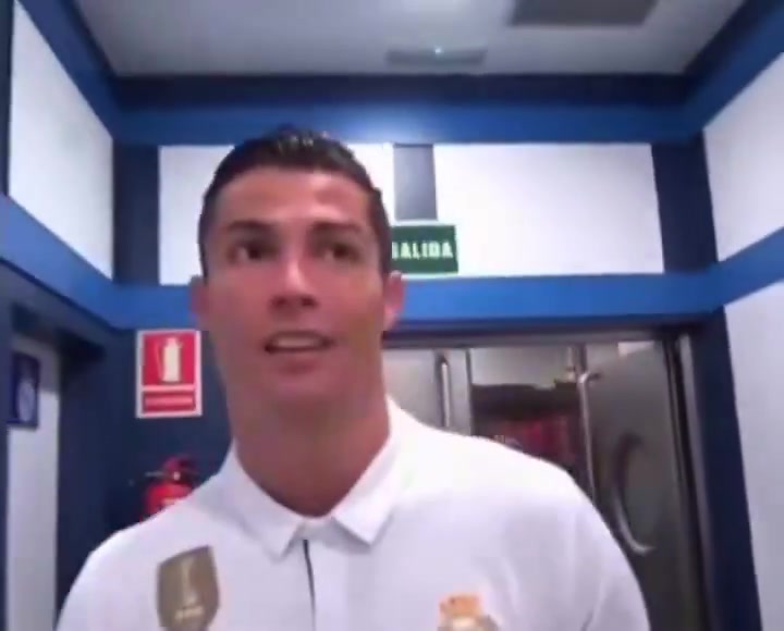 当年C罗上演帽子戏法将拜仁淘汰出欧冠，回到更衣室时意气风发