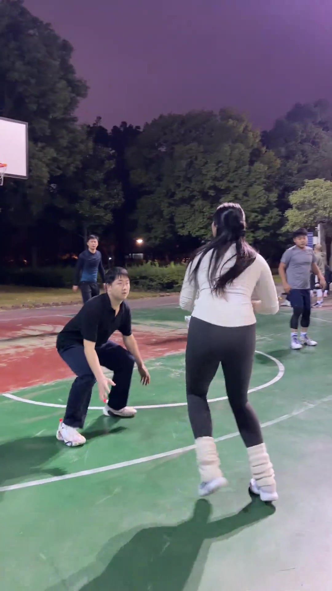 这手感确实柔和！肘姐晒视频：这样的超远三分你防得住吗？