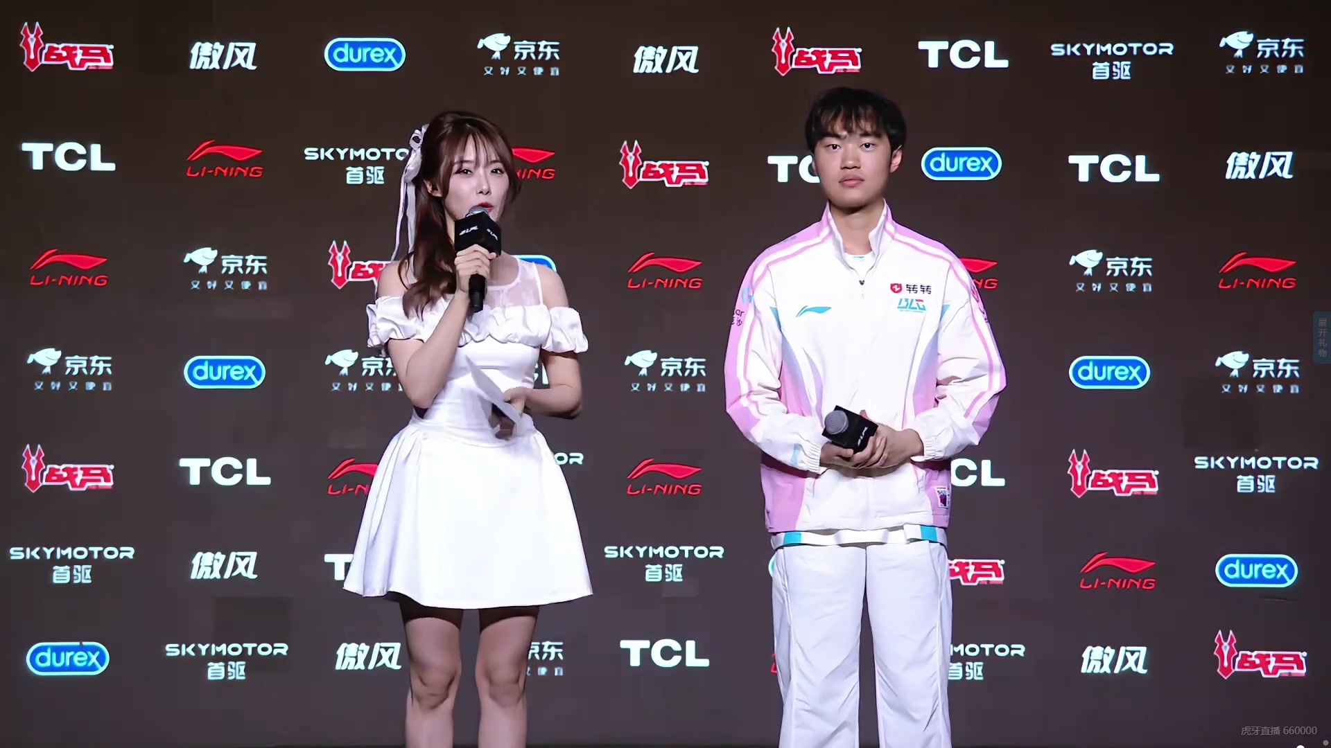 草台班子！赛后采访环节小钰采访knight时，话筒突然没声音了！