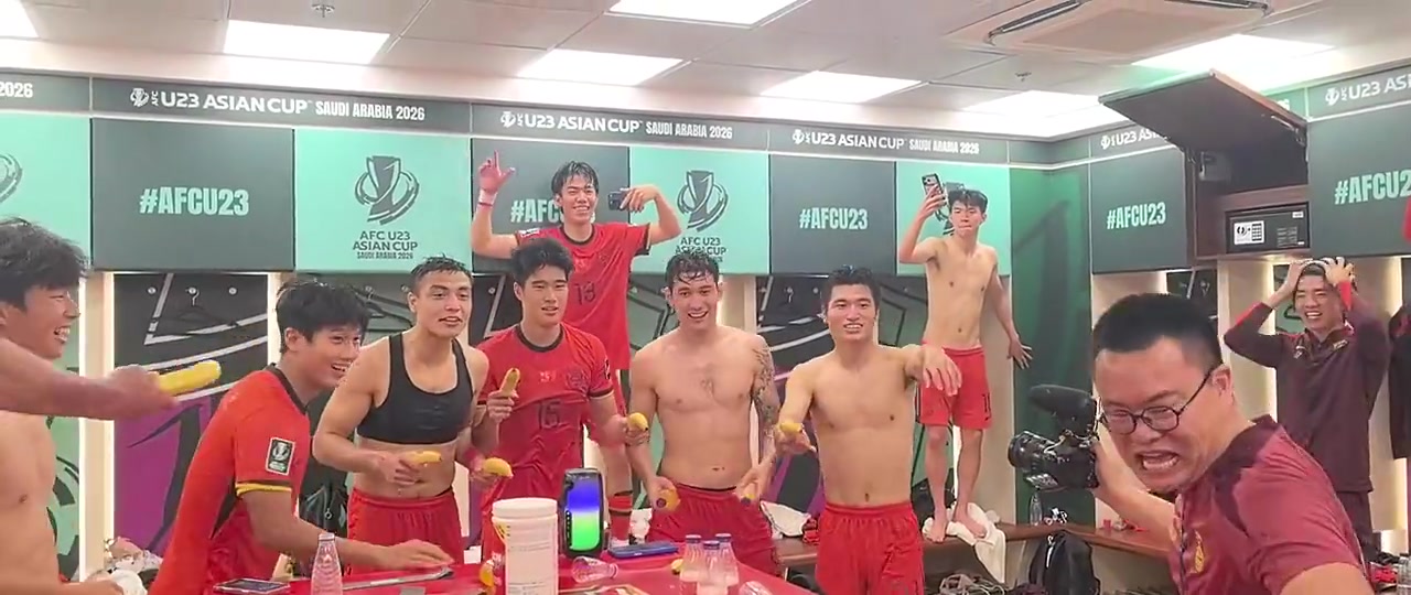 赢球爽！U23国足球员更衣室手拿香蕉，跳起流行的刀马舞