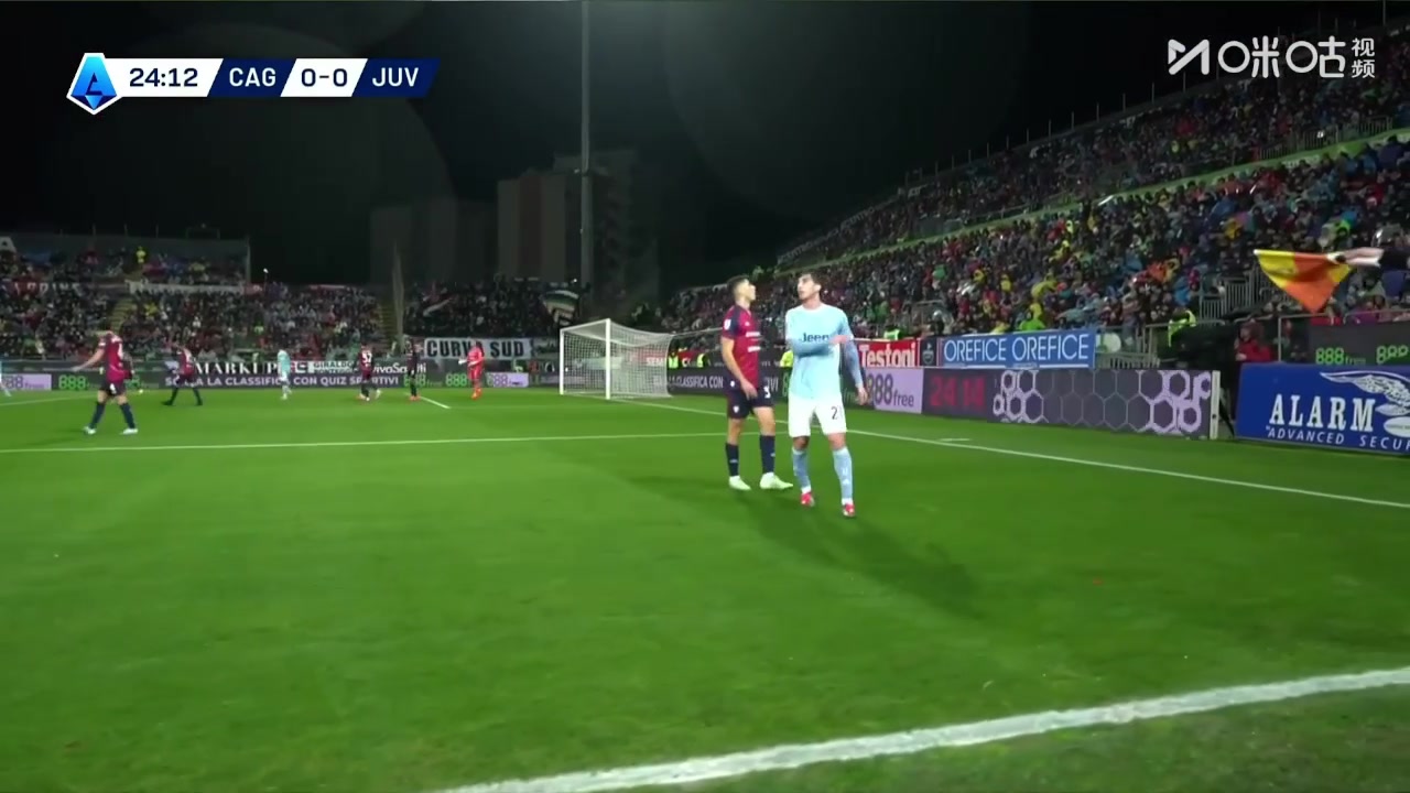 戴维禁区内做球！米雷蒂无人盯防爆射太正被扑出！