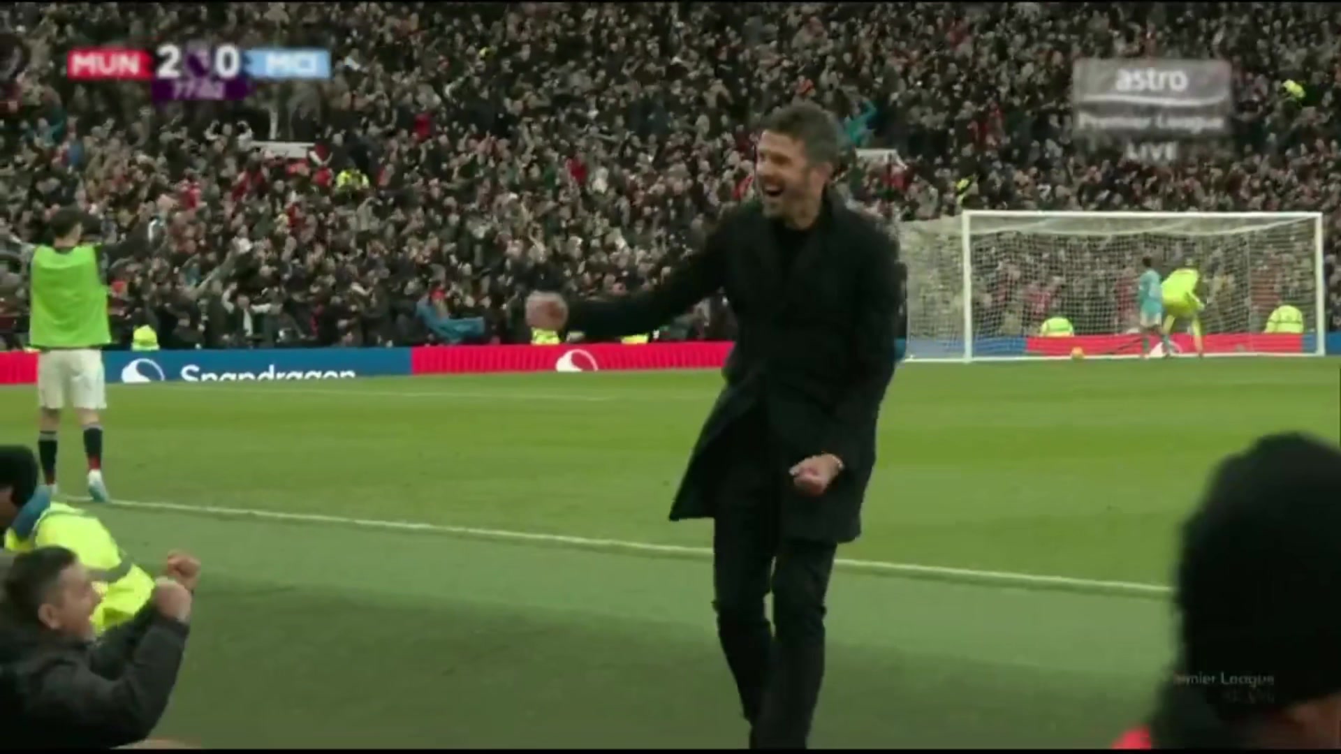 曼联打入第二球后，场边卡里克和看台弗格森开心到飞起