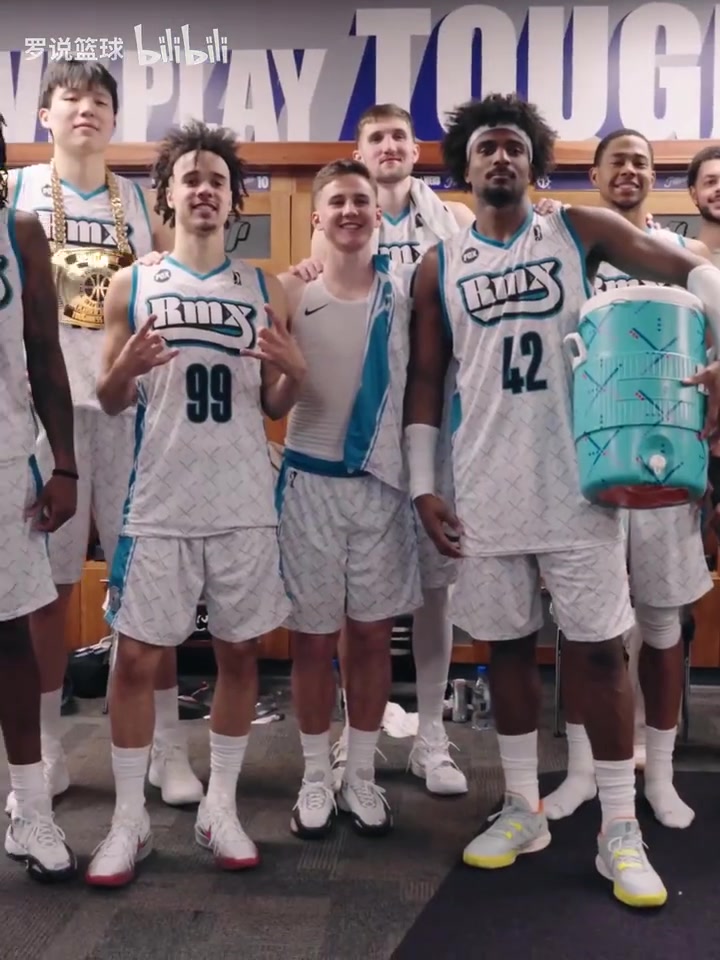 混音赛后庆祝杨瀚森与队友击掌撞胸 挂奖牌合影笑容满面~~