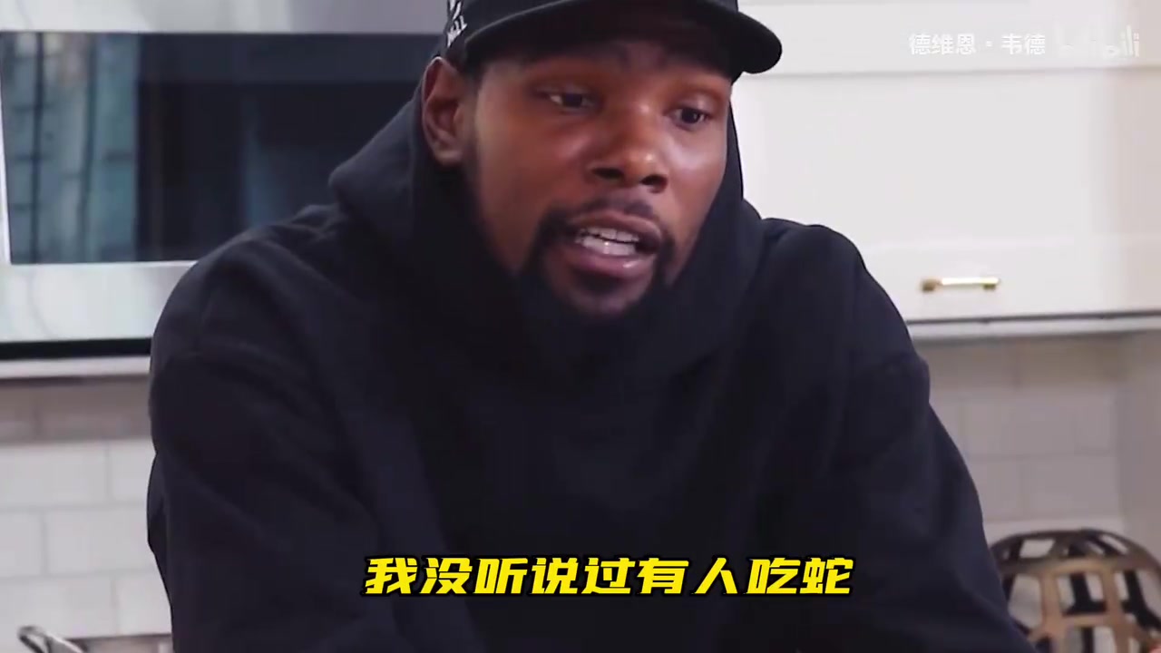 竟然让小帅吃蛇？名场面：伊巴卡当年和KD一起吃曼巴蛇！