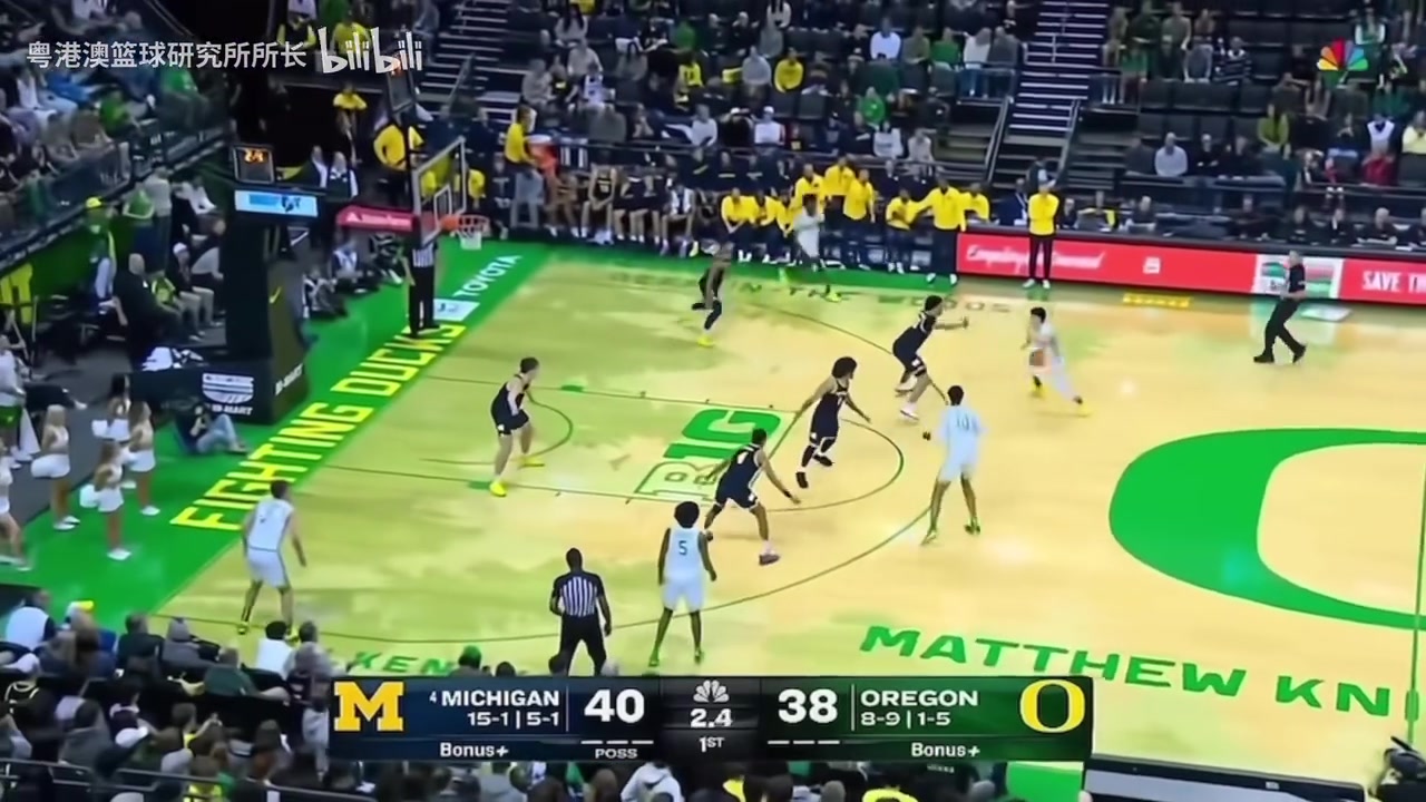 英文解说直呼林疯狂！球馆观众席视角回看林葳压哨三分进球！