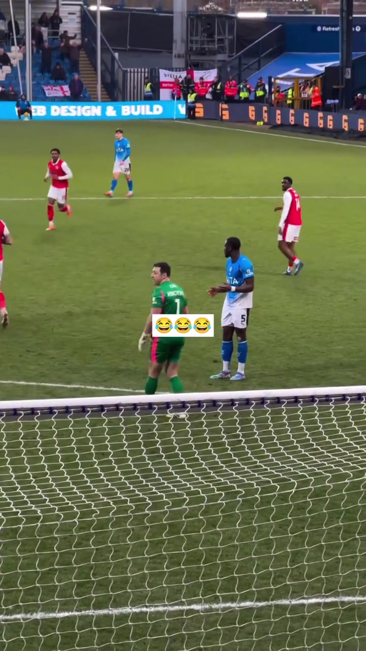 逆天乌龙！门将踢队友屁股上弹进自家球门