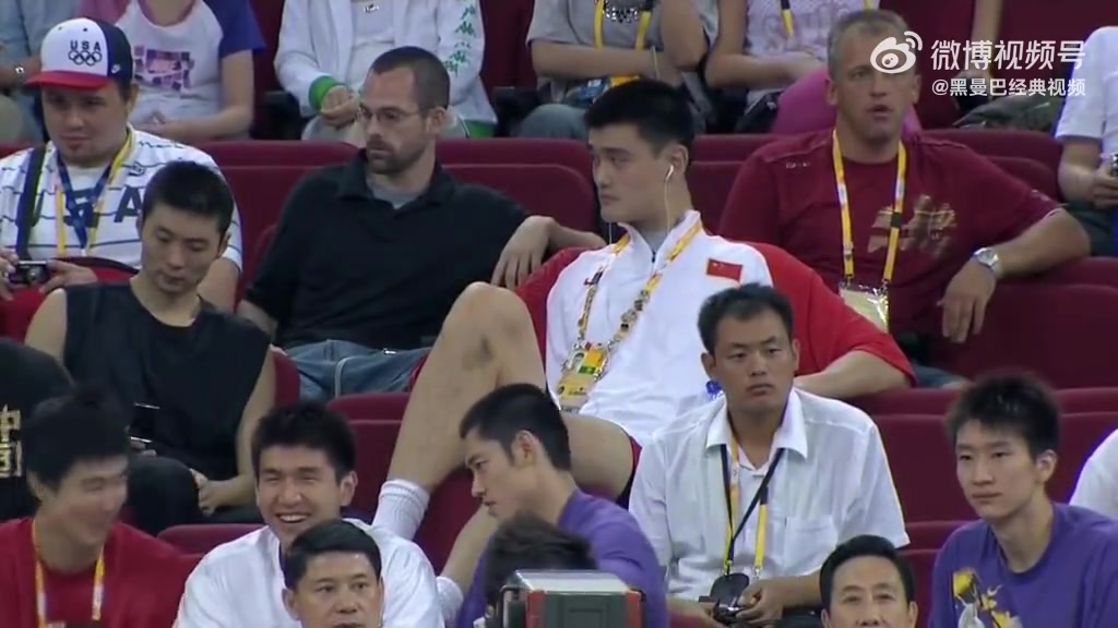 黄金一代！08年北京奥运会，中国男篮坐在场边观看对手比赛