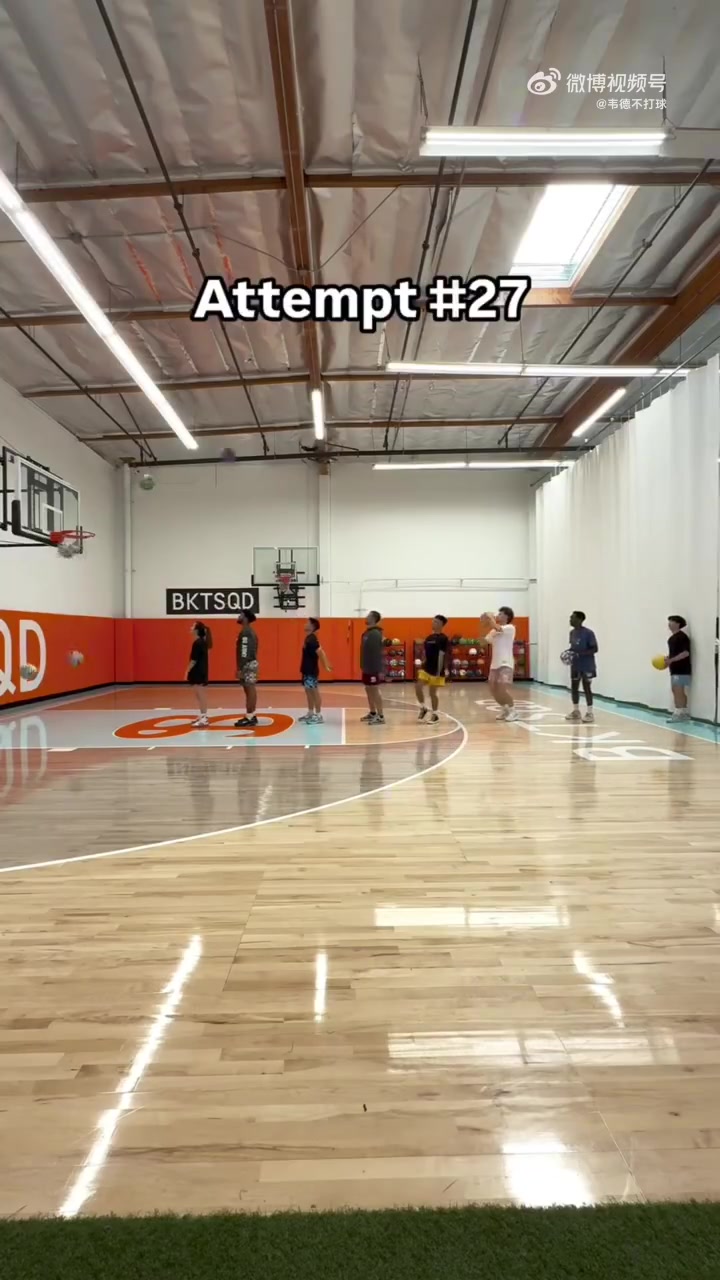 据说这8个人为了拍这两个投篮视频，用掉了好几个充电宝