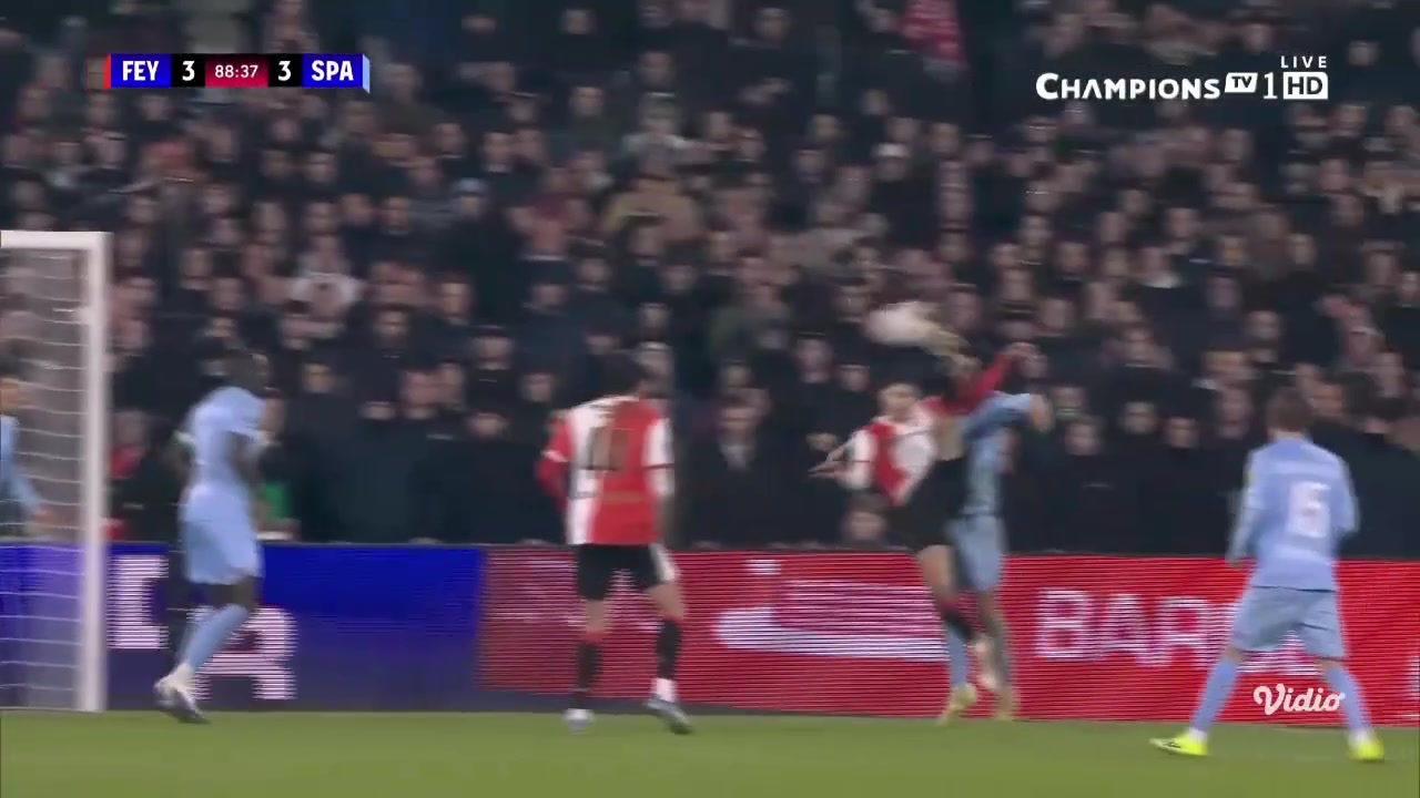 双响难救父！范佩西儿子脚后跟+倒钩破门 费耶诺德3-4遭读秒绝