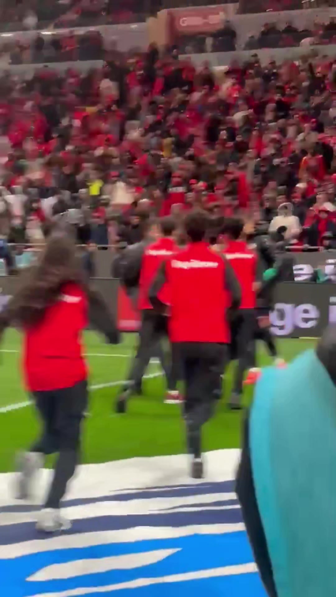 毛巾保卫战！塞内加尔球员保护门迪的毛巾不被摩洛哥球童偷走