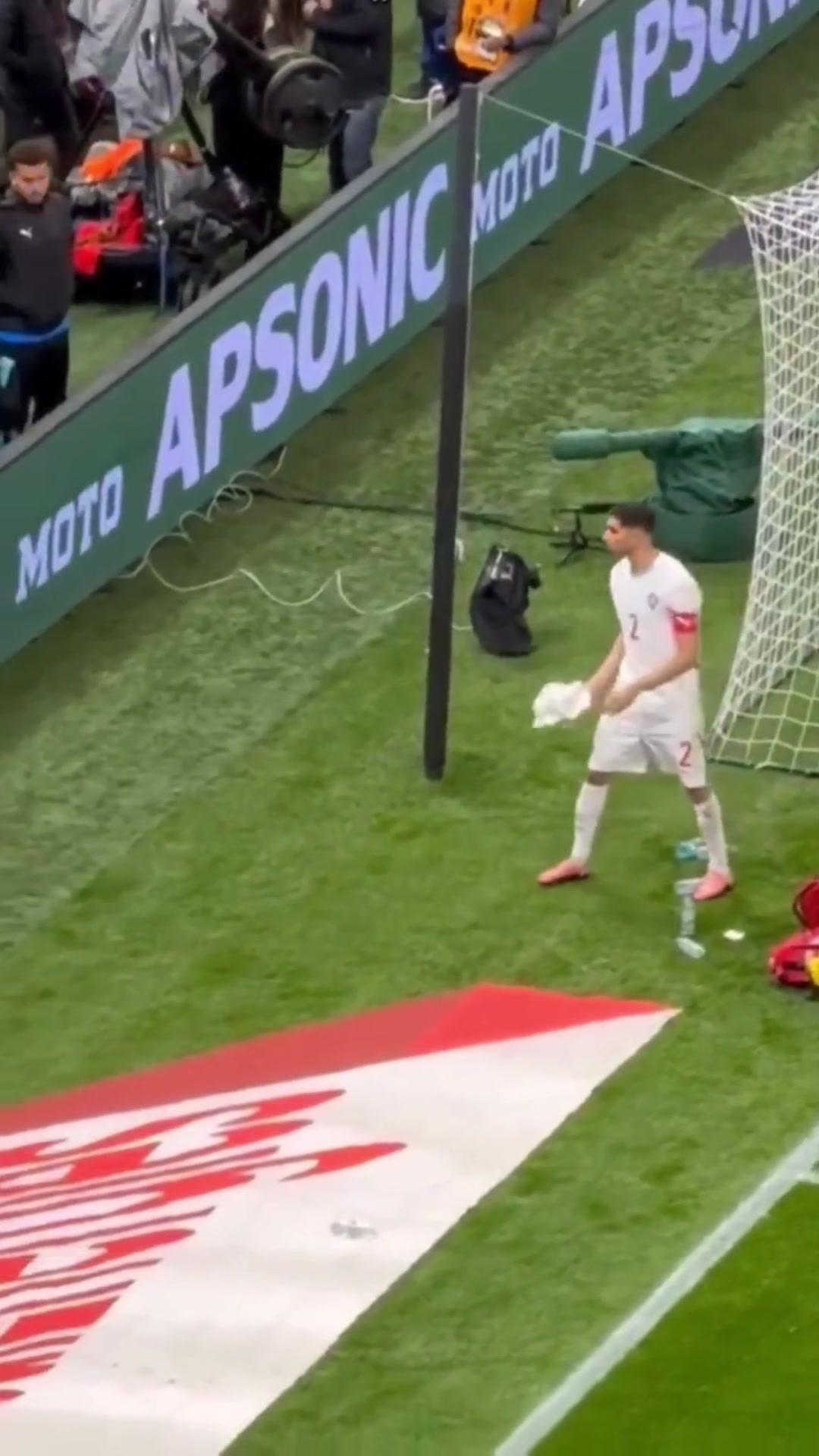 搞心态！阿什拉夫将门迪的毛巾扔到场边，引起塞内加尔球员不