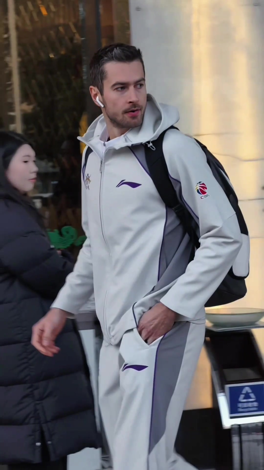 哥们长的真是CBA外援第一帅，打球得加加劲儿...