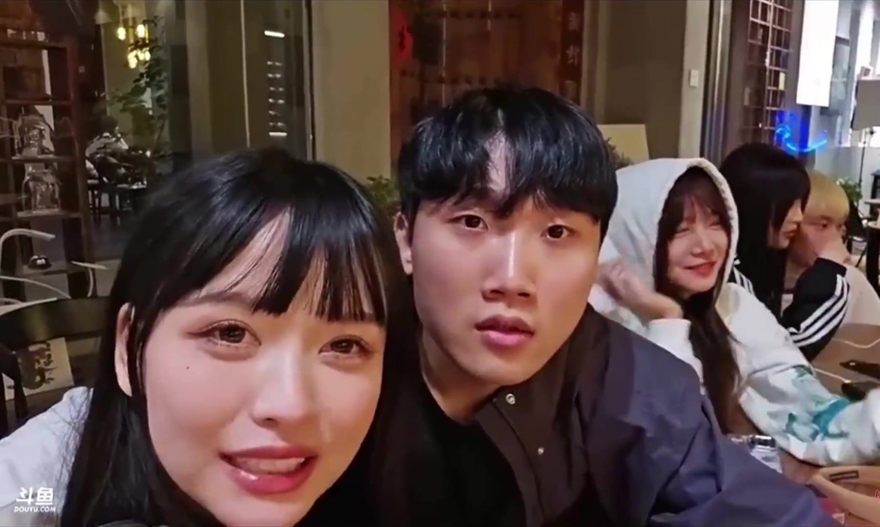 不腻吗！小伞直播和女友树奈奈连亲30下狂秀恩爱 直接被超管安排