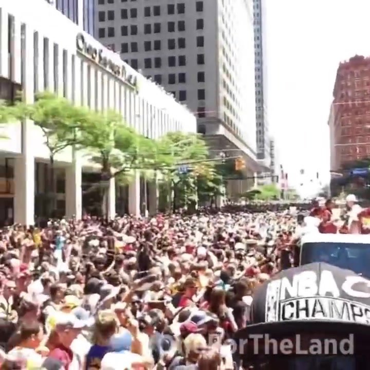 还有人记得这一幕吗？十年前骑士1-3逆转夺冠，游行庆祝！