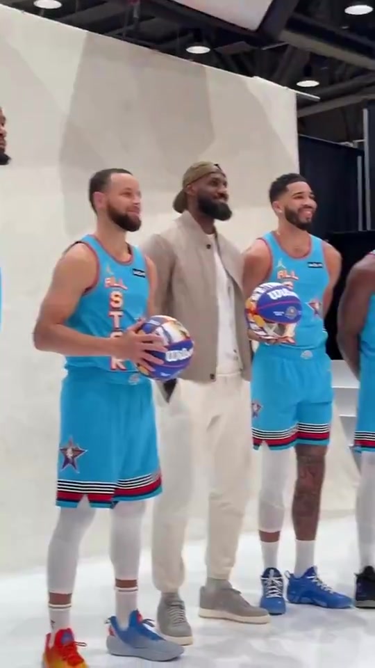 詹姆斯去年全明星拍合照，难道已经是他的最后一次首发了？