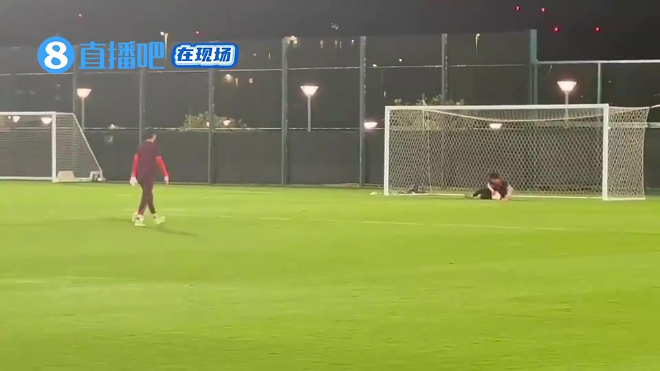 现场实拍：赛前最后一练，李昊等人和门将教练疯狂沟通